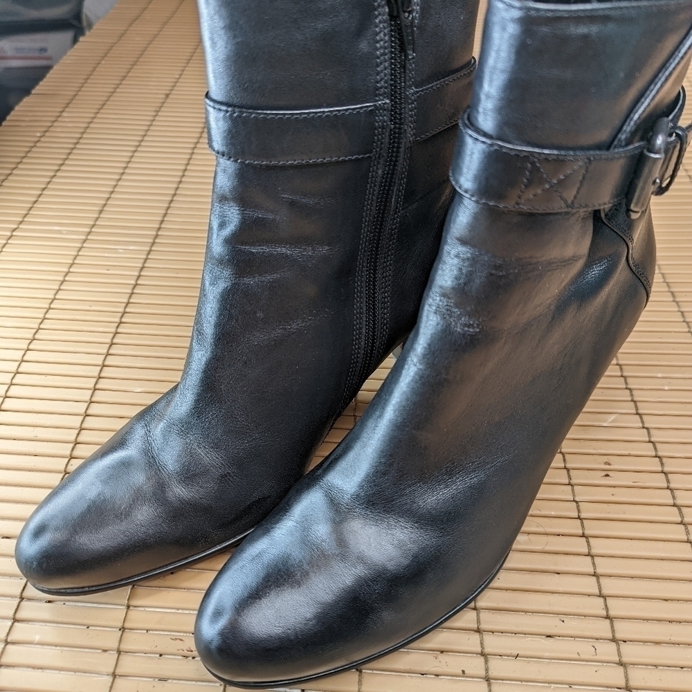 ECCO women's sz 9.5 black leather ankle boots side zip 2.5" heels. 163pm